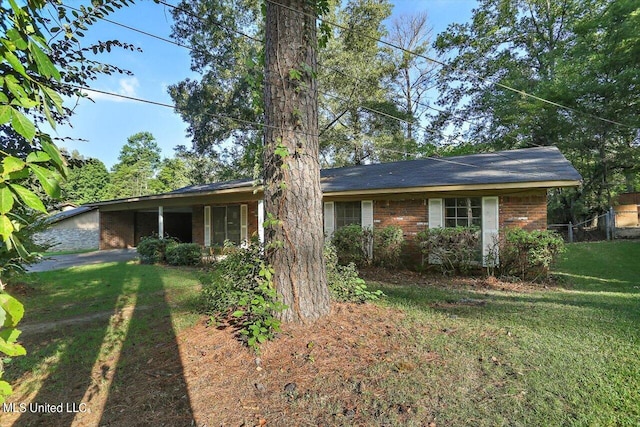 single story home featuring a front lawn