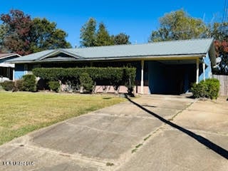 view of front of house featuring a front lawn