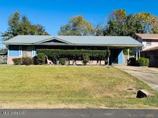 view of front facade featuring a carport and a front yard