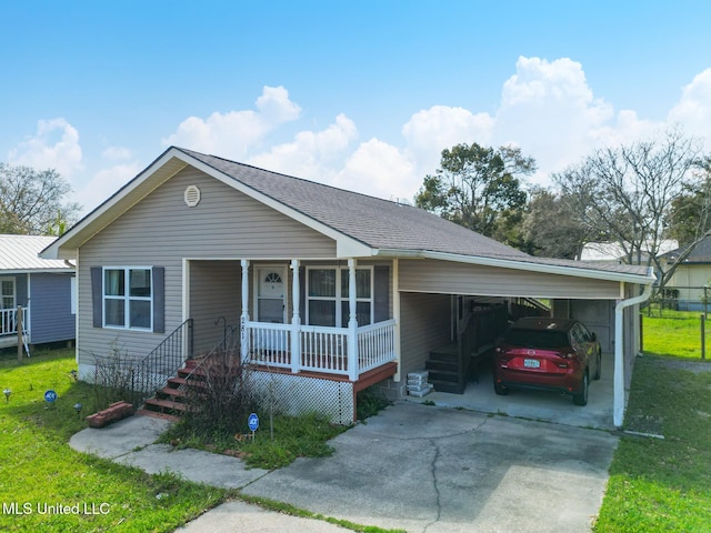 view of front of home featuring an attached carport, a porch, a front yard, and driveway