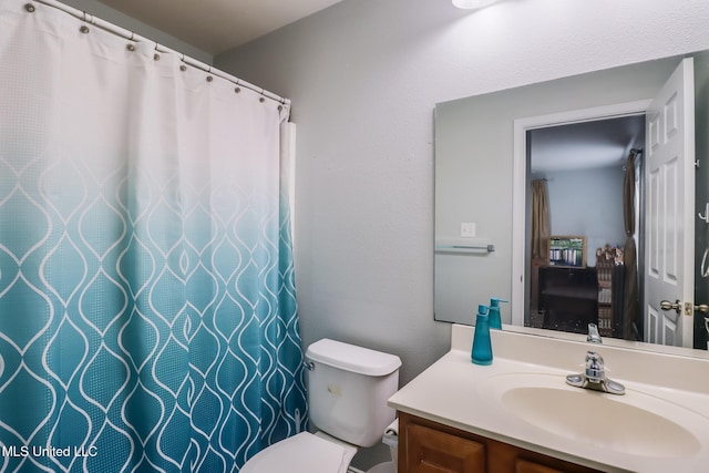 full bathroom featuring a shower with shower curtain, toilet, and vanity