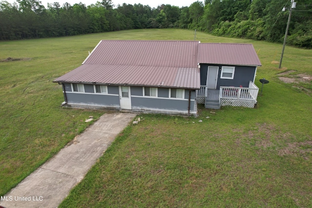 view of front of property featuring a front yard