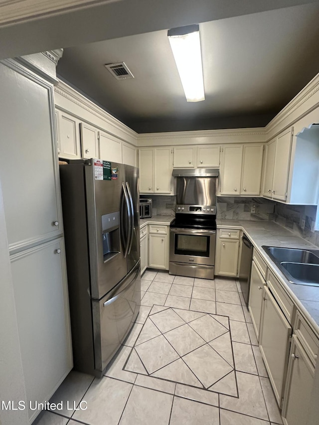 713 Hawthorn Green Dr, Ridgeland, MS 39157 - kitchen with stainless steel appliances, a sink, light tile patterned floors, light countertops, and tasteful backsplash