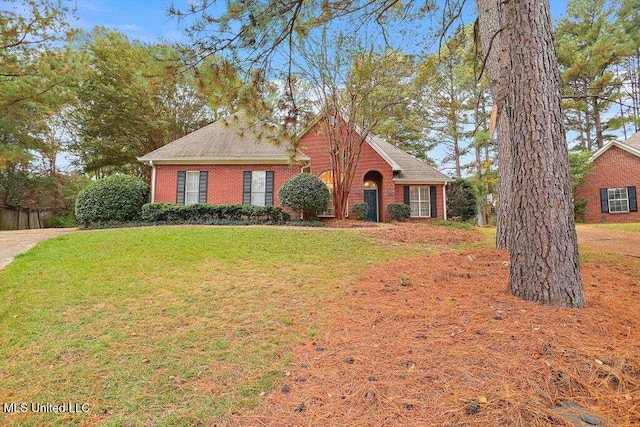 view of front facade featuring a front lawn