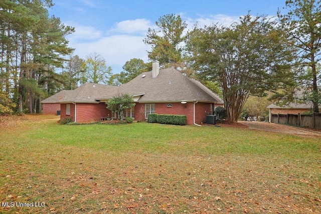 back of house featuring a lawn