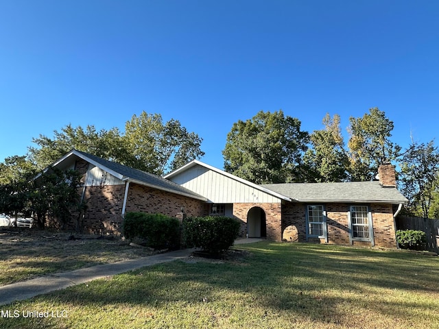 single story home featuring a front yard