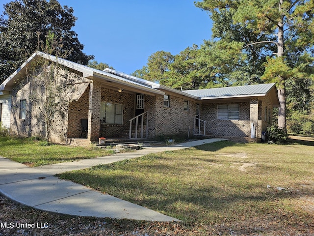 view of front of house featuring a front lawn