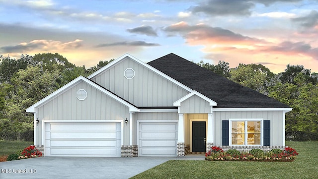 view of front of home featuring a yard and a garage