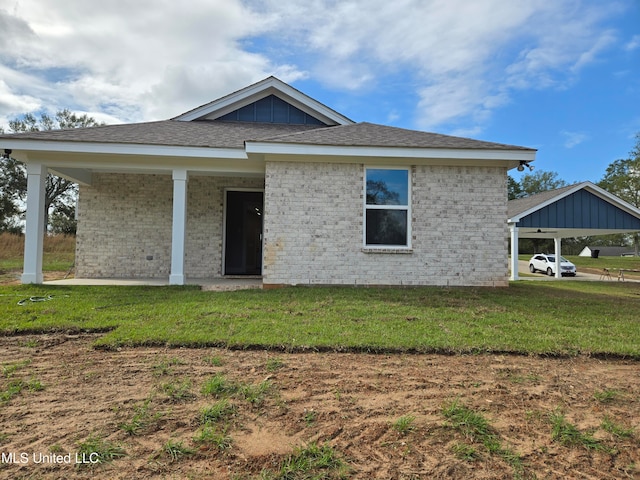 view of front of home featuring a front lawn