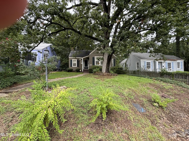 single story home featuring a front lawn