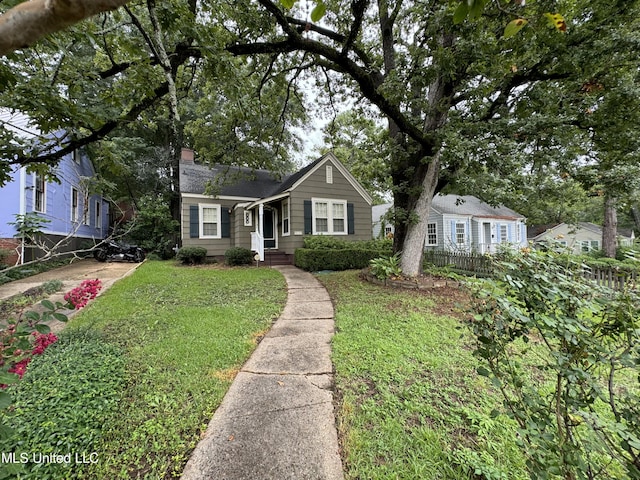 view of front of home featuring a front lawn