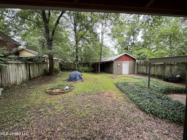 view of yard featuring a storage shed