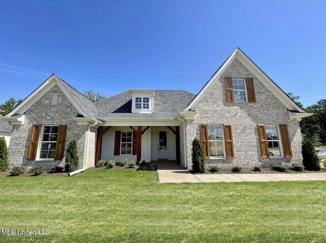 view of front facade featuring a front lawn