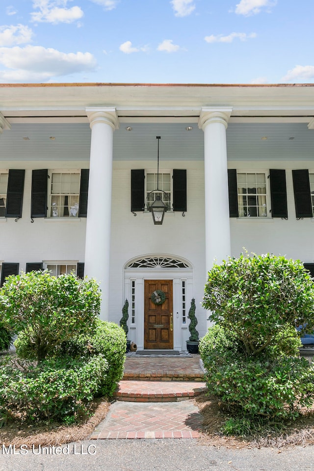 entrance to property featuring covered porch