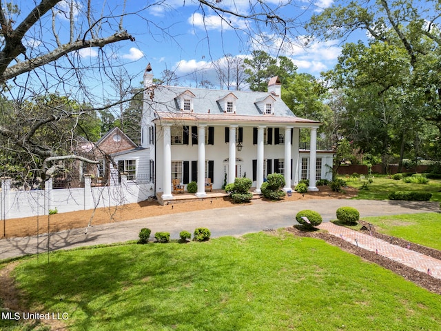 view of front of house with a front lawn and covered porch