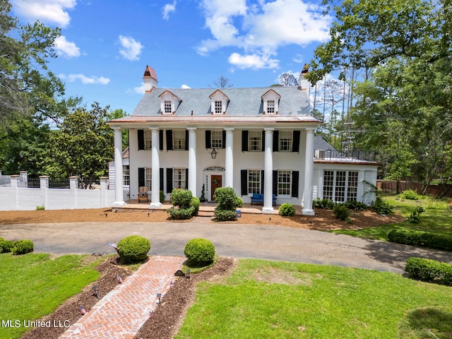 view of front of property featuring a porch and a front yard