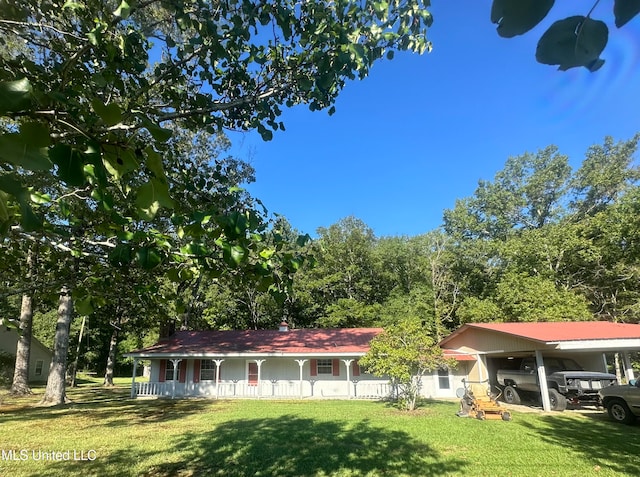 view of front of home featuring a carport and a front lawn