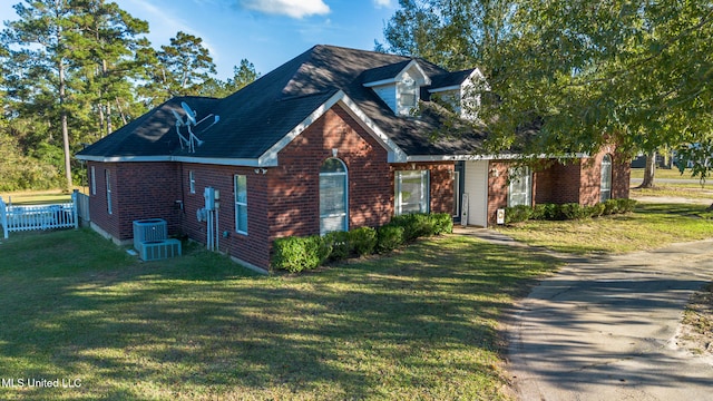 view of front facade featuring a front yard