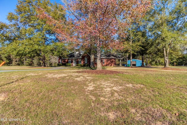 view of yard with an outbuilding