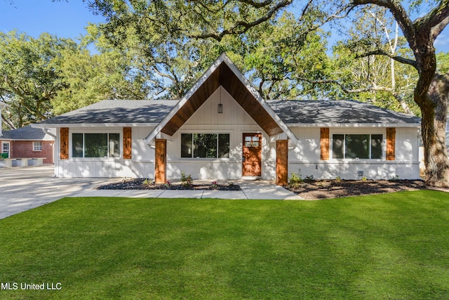 view of front of home with a front lawn