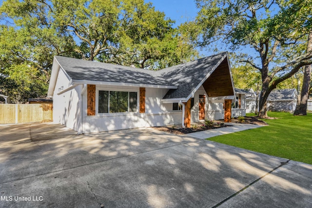 view of front of house with a front lawn