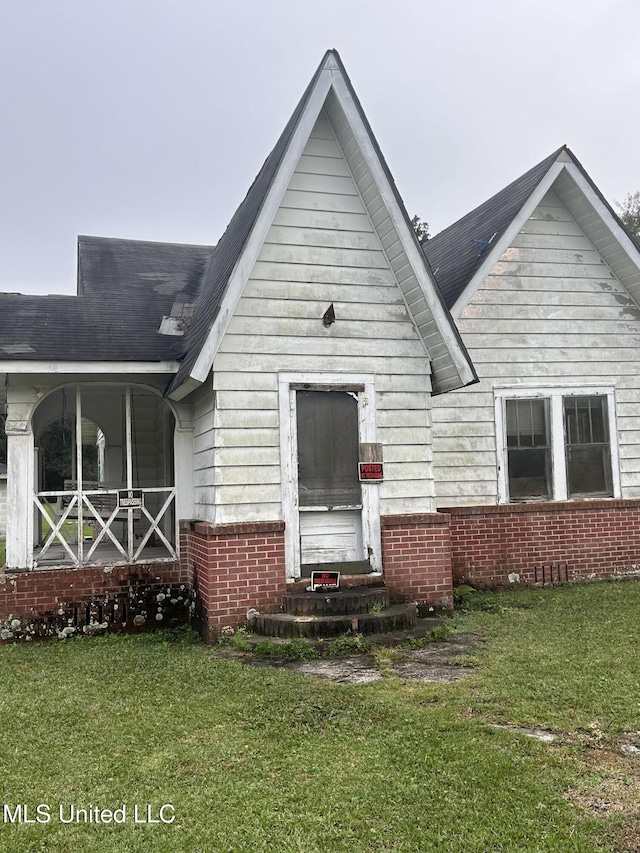 view of front of house with a front lawn