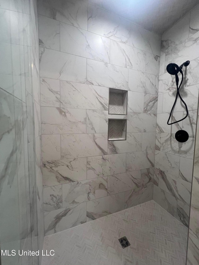 bathroom featuring a tile shower