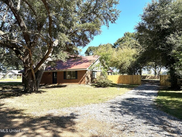 view of front of home with a front lawn