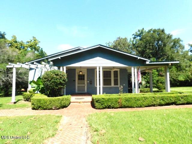 125 Riverside St, Vidalia, LA 71373 - bungalow-style home featuring a porch and a front yard