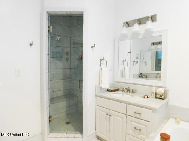 125 Riverside St, Vidalia, LA 71373 - bathroom with a stall shower and vanity