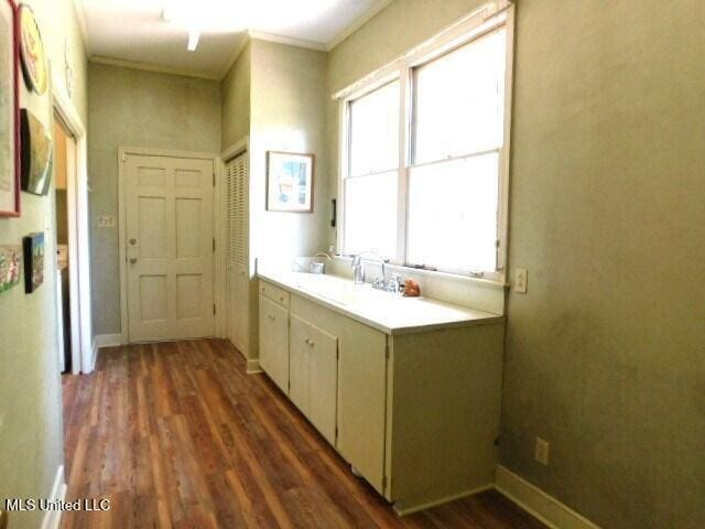 125 Riverside St, Vidalia, LA 71373 - bathroom with ornamental molding, wood finished floors, and baseboards