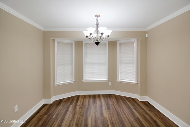 spare room with crown molding, dark wood-type flooring, and an inviting chandelier