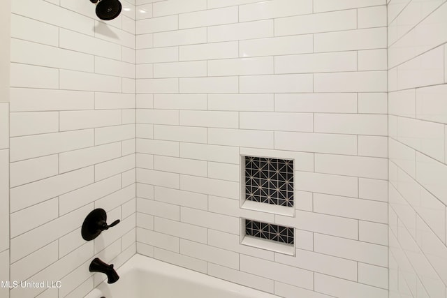 bathroom with tiled shower / bath combo