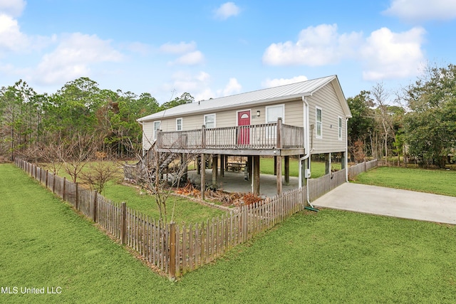 view of front of home featuring a carport, a wooden deck, and a front yard