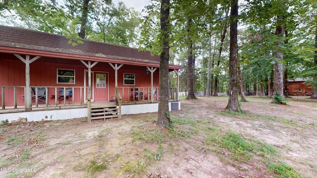 3902 S Windermere Dr, Nesbit, MS 38651 - view of front facade featuring a porch and a shingled roof
