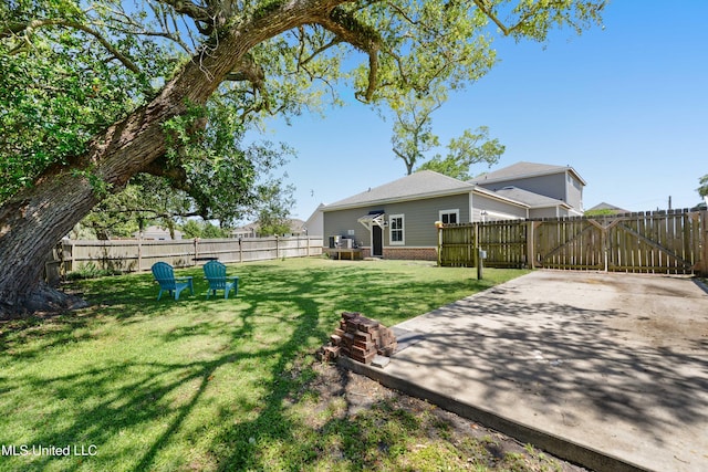 view of yard with a gate