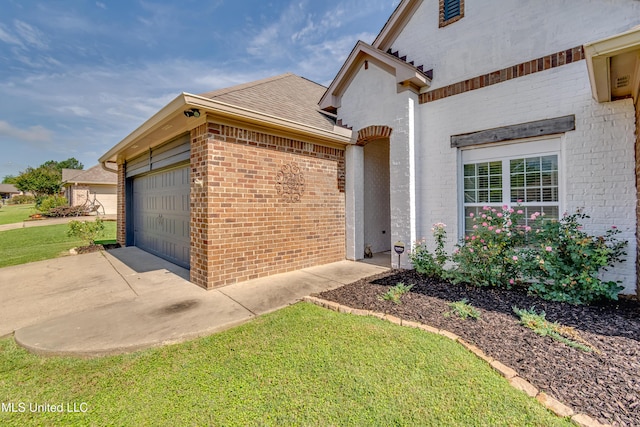 513 Willow Valley Cir, Brandon, MS 39047 - view of side of property featuring brick siding, a garage, and a yard
