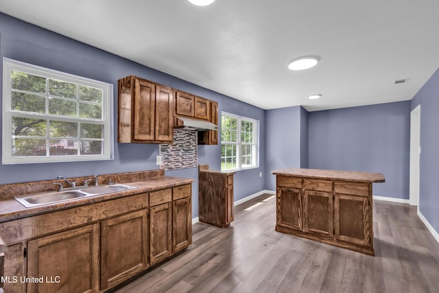 2713 Brazil St, Pascagoula, MS 39581 - kitchen with a sink, visible vents, baseboards, dark wood-style flooring, and backsplash