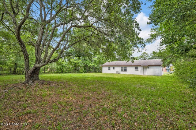 2713 Brazil St, Pascagoula, MS 39581 - view of yard