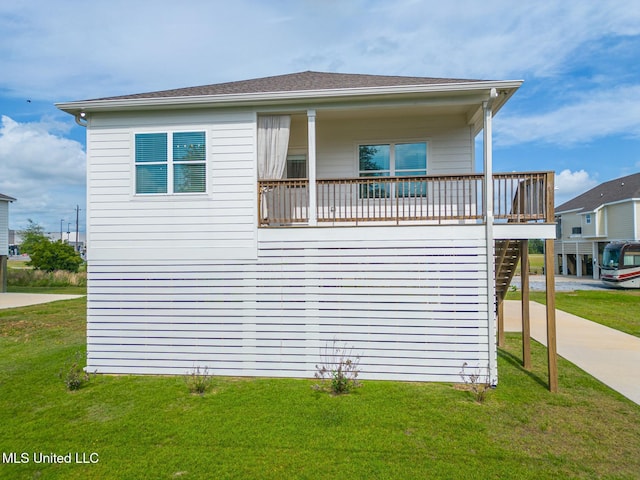 view of front of property with a front yard