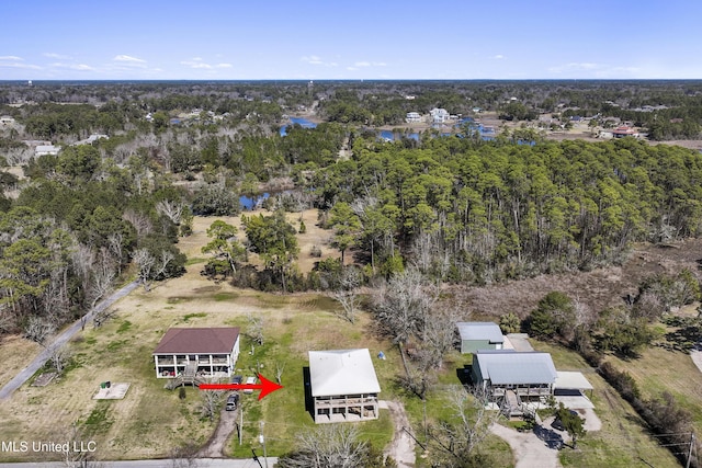 birds eye view of property featuring a forest view