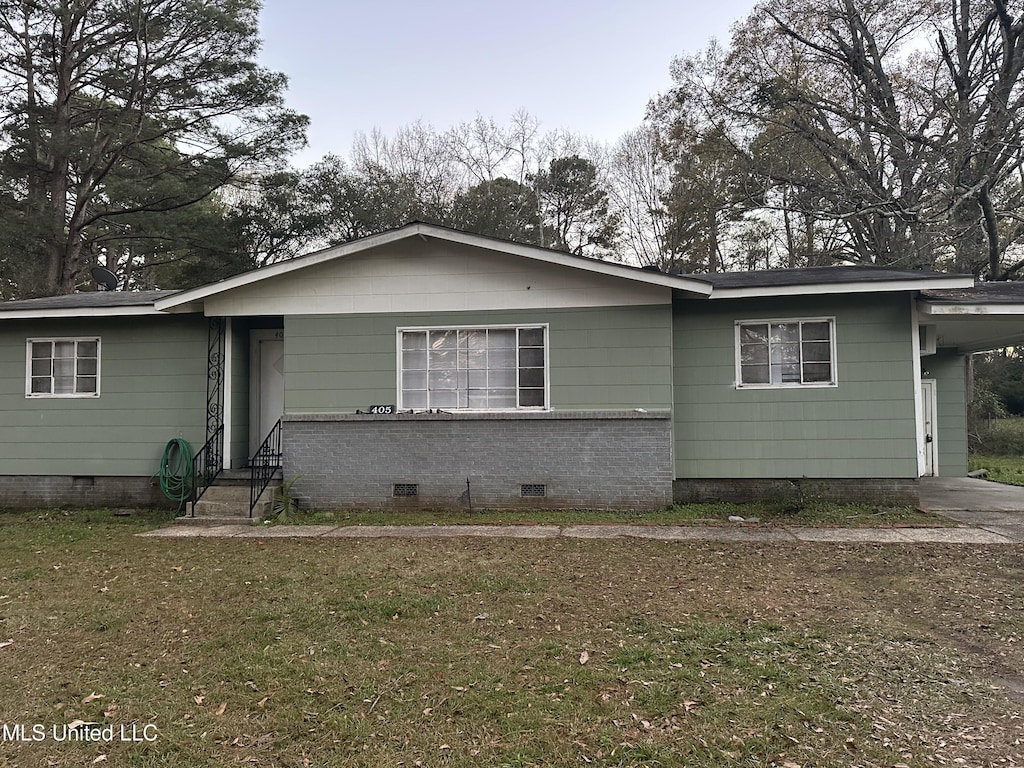 single story home with a front lawn