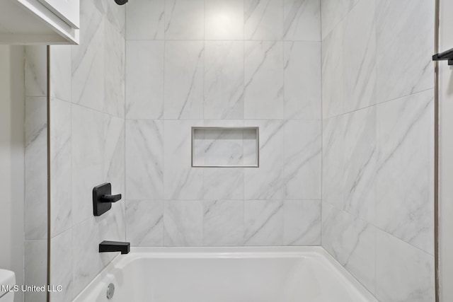 bathroom with tiled shower / bath