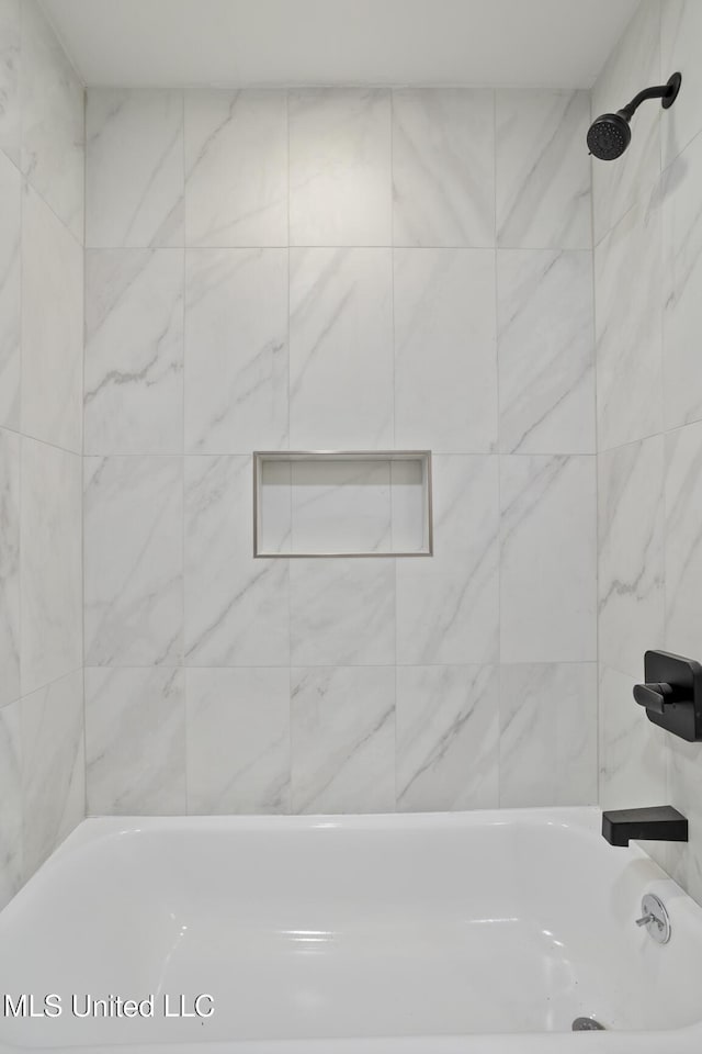 bathroom with tiled shower / bath