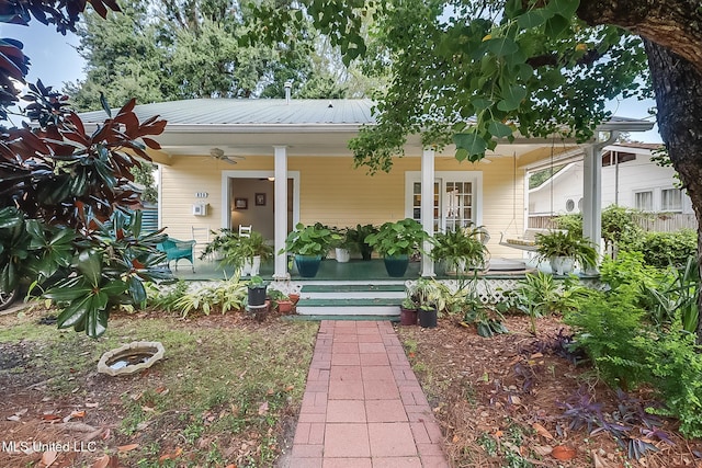 view of front facade featuring ceiling fan and covered porch