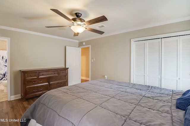 bedroom featuring ceiling fan, wood finished floors, visible vents, a closet, and crown molding