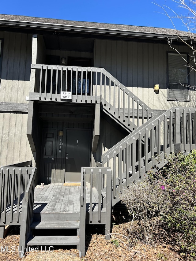 entrance to property with a shingled roof