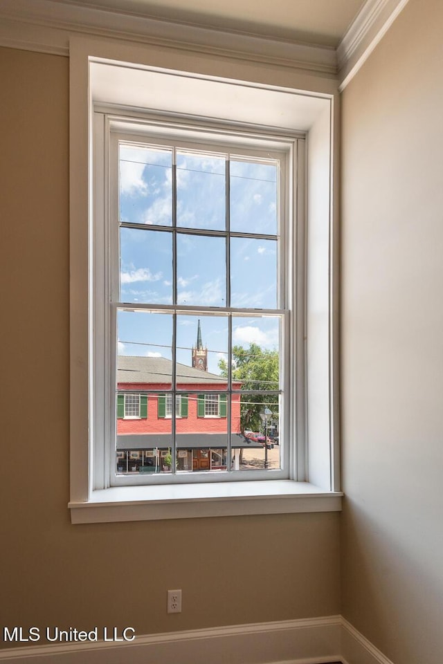 433 Main St, Natchez, MS 39120 - detailed view of ornamental molding and baseboards
