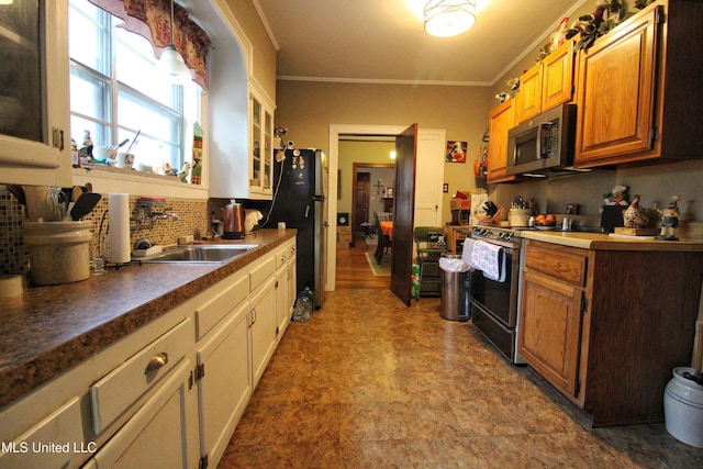 865 Fairfield Ave, Grenada, MS 38901 - kitchen with sink, crown molding, and black appliances