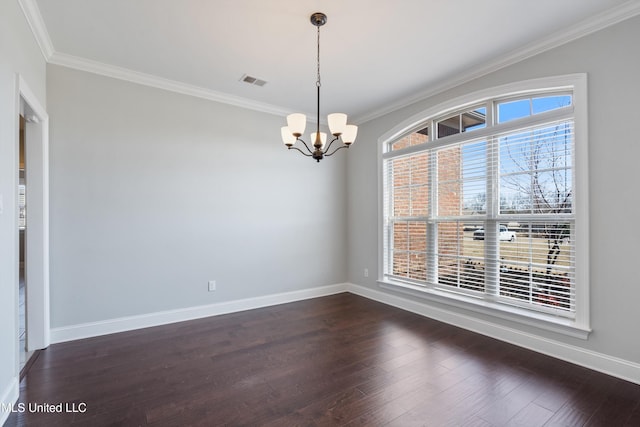 unfurnished room featuring dark wood-style floors, crown molding, visible vents, and a notable chandelier